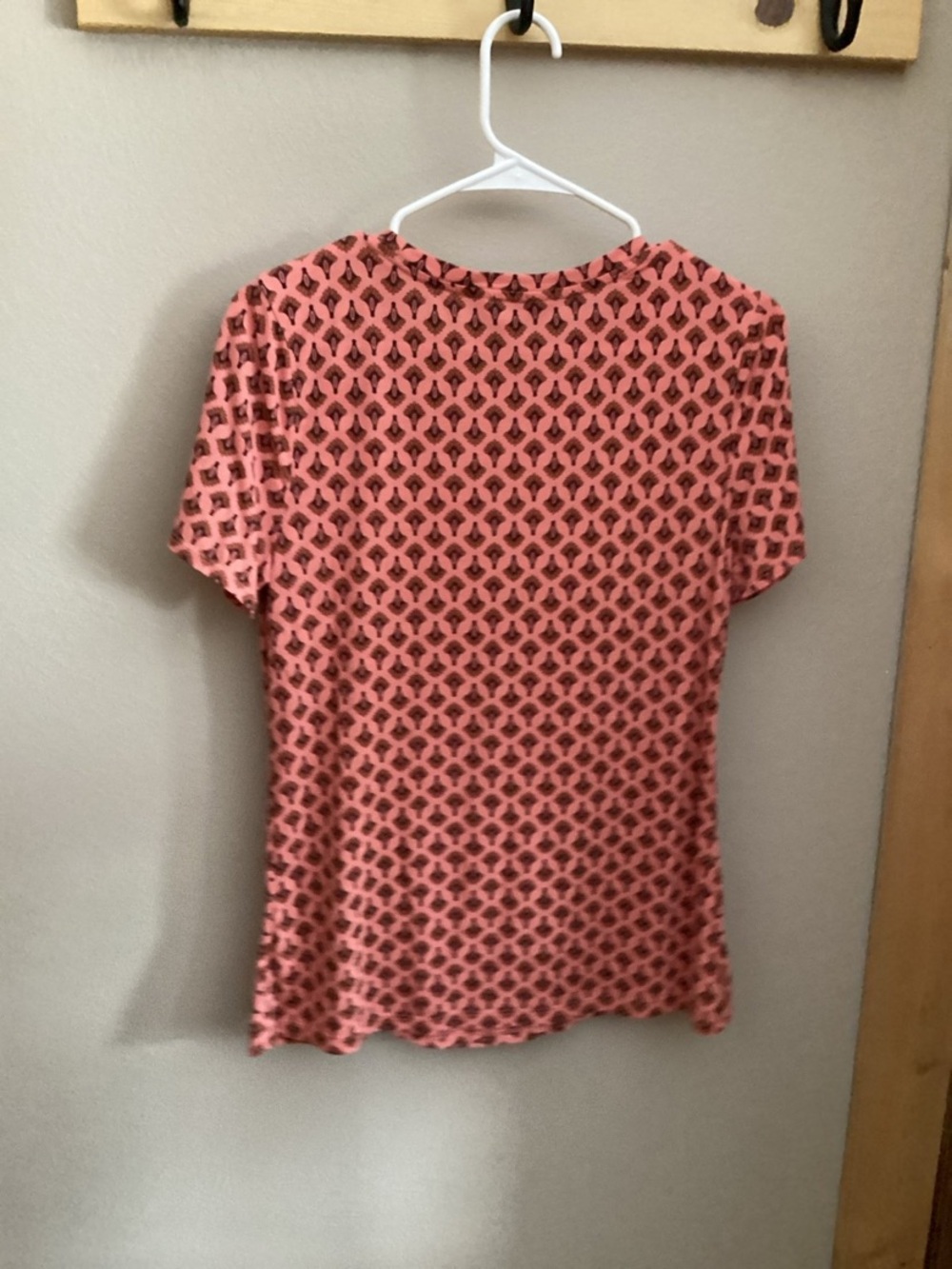 Liz Claiborne Geometric Coral Patterned Short-Sleeve Top Size M - Picture 2 of 8